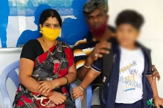 யுகேஜி மாணவனுக்கு சரமாரி பிரம்பு அடி- ஆசிரியை மீது கொந்தளிப்பு
