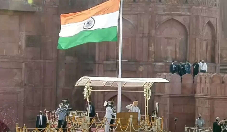 #BREAKING டெல்லி செங்கோட்டையில் தேசிய கொடியேற்றினார் பிரதமர் மோடி !!