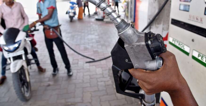 நாட்டு மக்களுக்கு தீபாவளி போனஸ் !! பெட்ரோல் லிட்டருக்கு ரூ.5, டீசல் லிட்டருக்கு ரூ.10 குறைத்தது அரசு !