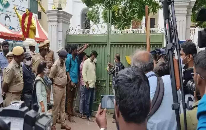 அதிமுக அலுவலகத்திற்கு சீல்.. நாளை உயர்நீதிமன்றம் உத்தரவு !!