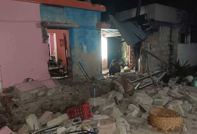 பட்டாசு வெடித்து சிதறியதில் சிறுமி உயிரிழப்பு.. தந்தை கைது !! பட்டாசு வெடித்து சிதறியதில் சிறுமி உயிரிழப்பு.. தந்தை கைது !!