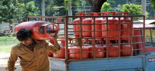 சமையல் சிலிண்டர் 100 ரூபாய் உயர்வு! ஒரே மாதத்தில் 3 முறை விலை உயர்வு! இல்லத்தரசிகள் அதிர்ச்சி!