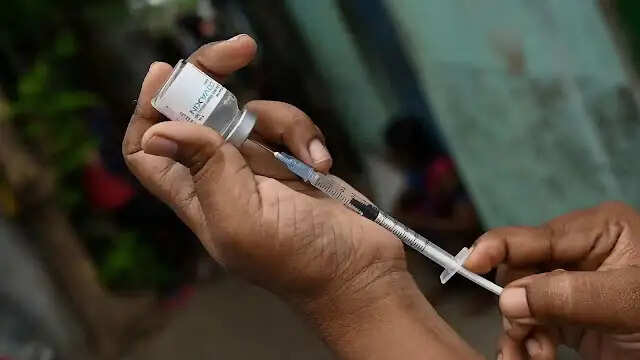 2 தவணை தடுப்பூசி செலுத்தாத ஊழியர்களுக்கு.. சுகாதாரத்துறை அதிரடி உத்தரவு..! 2 தவணை தடுப்பூசி செலுத்தாத ஊழியர்களுக்கு.. சுகாதாரத்துறை அதிரடி உத்தரவு..!