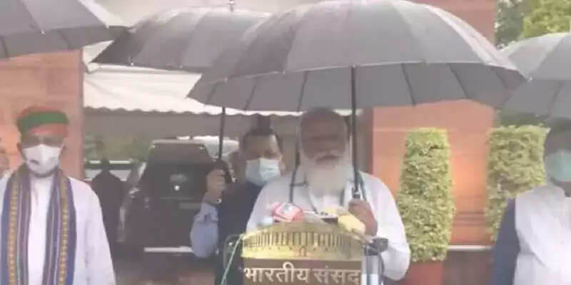 குடை பிடித்து பிரதமர் மோடி பேட்டி..!