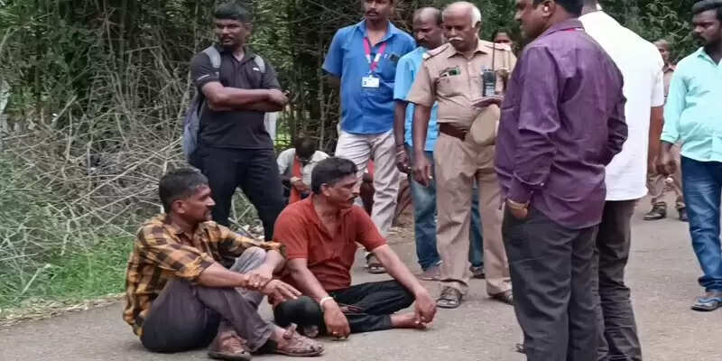 அருவியில் குளிக்க வந்த பெண்களிடம் ராணுவ வீரர்கள் சில்மிஷம்!!