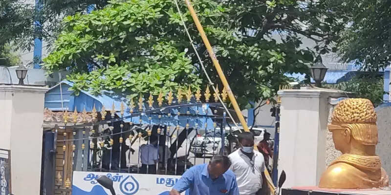 சர்ச்சை! திமுக கொடி கட்டப்பட்ட காரில் ஆவின் பொருட்கள்!!