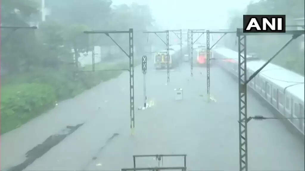 மும்பையில் கொட்டித் தீர்க்கும் கனமழை... சாலைகளில் வெள்ளப் பெருக்கு... ரயில் சேவை பாதிப்பு !!