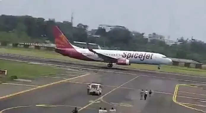 பரபரப்பு! பறவை மோதியதால் நடுவானில் தீப்பிடித்த விமானம்!!