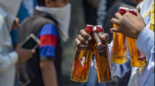 மது விலை அதிரடி குறைப்பு.. தமிழகத்திற்கான லாபத்தை தடுத்த ஆந்திர அரசு !!