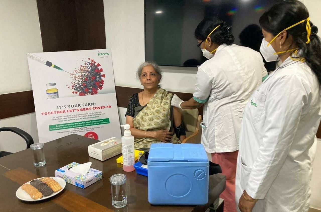 கொரோனா தடுப்பூசி போட்டுக் கொண்டார் நிர்மலா சீதாராமன் !!