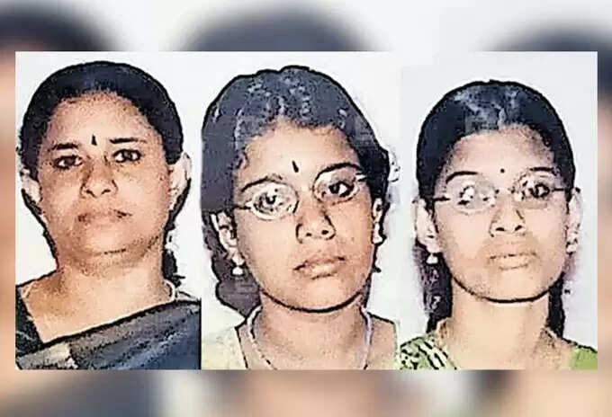 கடன் தொல்லை காரணமாக 2 மகள்களுடன் தாய் பெட்ரோல் ஊற்றி தீக்குளித்து தற்கொலை..!! கடன் தொல்லை காரணமாக 2 மகள்களுடன் தாய் பெட்ரோல் ஊற்றி தீக்குளித்து தற்கொலை..!!