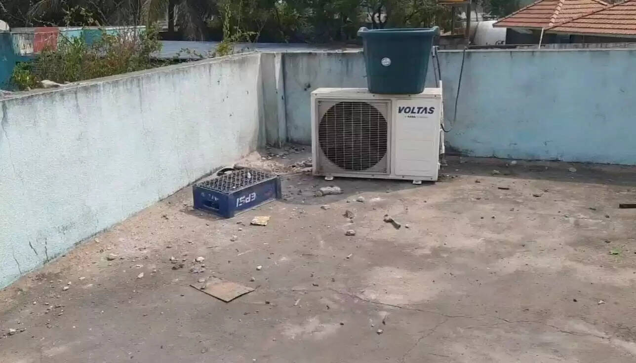 அதிகாலையில் வெடித்தது ஏசி.. அருகே படுத்திருந்த இளைஞர் ஐசியூவில் அனுமதி..!