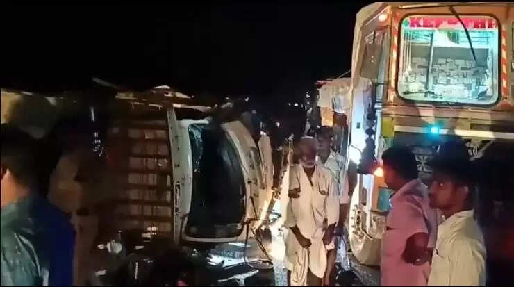 லாரி மீது மினிவேன் மோதிய கோர விபத்து: 9 பேர் பரிதாபமாக உயிரிழப்பு!!