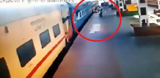 திக் திக் நிமிஷம்... ரயிலில் சிக்கிய பயணியை அதிரடியாய் மீட்ட போலீசார்! வைரலாகும் வீடியோ!