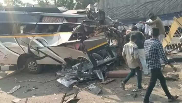 ஆம்பூர் அருகே சோகம்.. லாரி மீது வேன் மோதல்.. 4 பேர் பலி..!