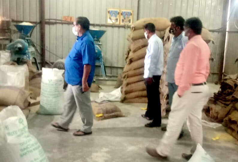 எப்படியெல்லாம் யோசிக்கிறாங்க.. நூதன முறையில் ரேஷன் அரிசி கடத்தல்..! எப்படியெல்லாம் யோசிக்கிறாங்க.. நூதன முறையில் ரேஷன் அரிசி கடத்தல்..!