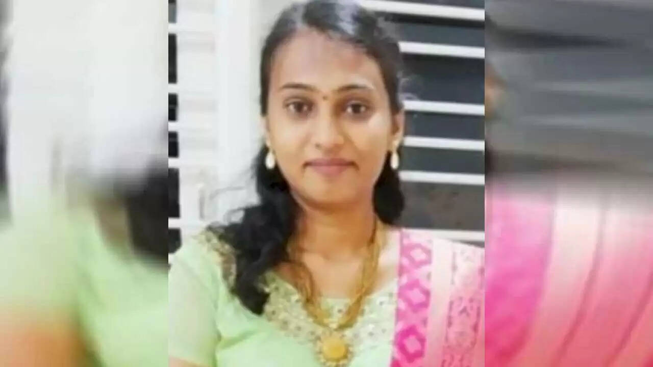 மணமேடையில் சரிந்து விழுந்து உயிரிழந்த மணமகள்: துக்கத்திலும் மகளின் உடல் உறுப்புகளை தானம் செய்த பெற்றோர்..! மணமேடையில் சரிந்து விழுந்து உயிரிழந்த மணமகள்: துக்கத்திலும் மகளின் உடல் உறுப்புகளை தானம் செய்த பெற்றோர்..!