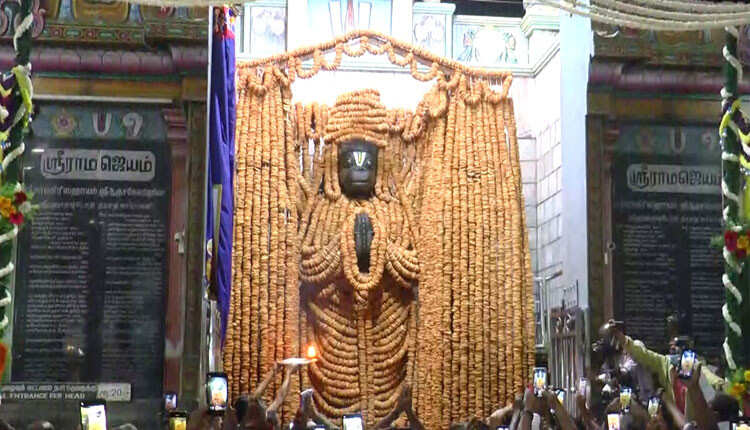 அனுமன் ஜெயந்தி : 1 லட்சத்து 8 வடைகள் கொண்டு மாலை அணிவிப்பு!!