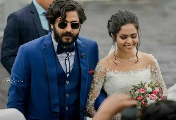 நீண்டகால வெளிநாட்டு காதலியை திருமணம் செய்த இளம் நடிகர்.. கொரோனாவால் யாருக்கும் அழைப்பு இல்லை !!
