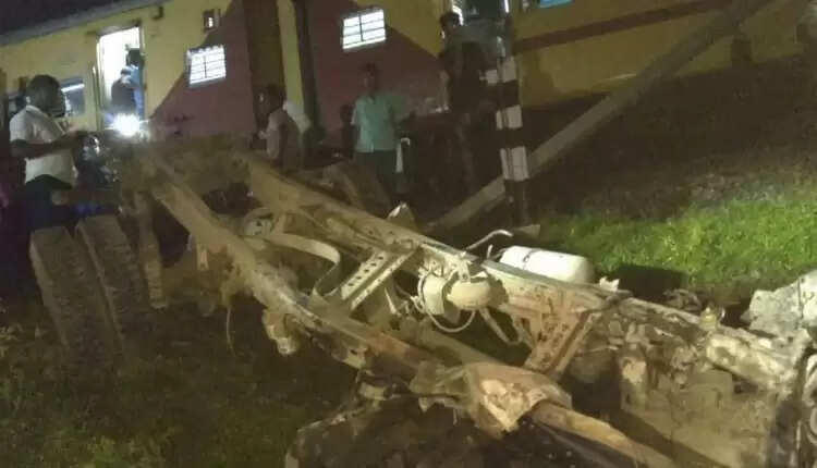 லாரி மீது ரயில் மோதி விபத்து.. சுக்கு நூறாக நொறுங்கிய லாரி ..!