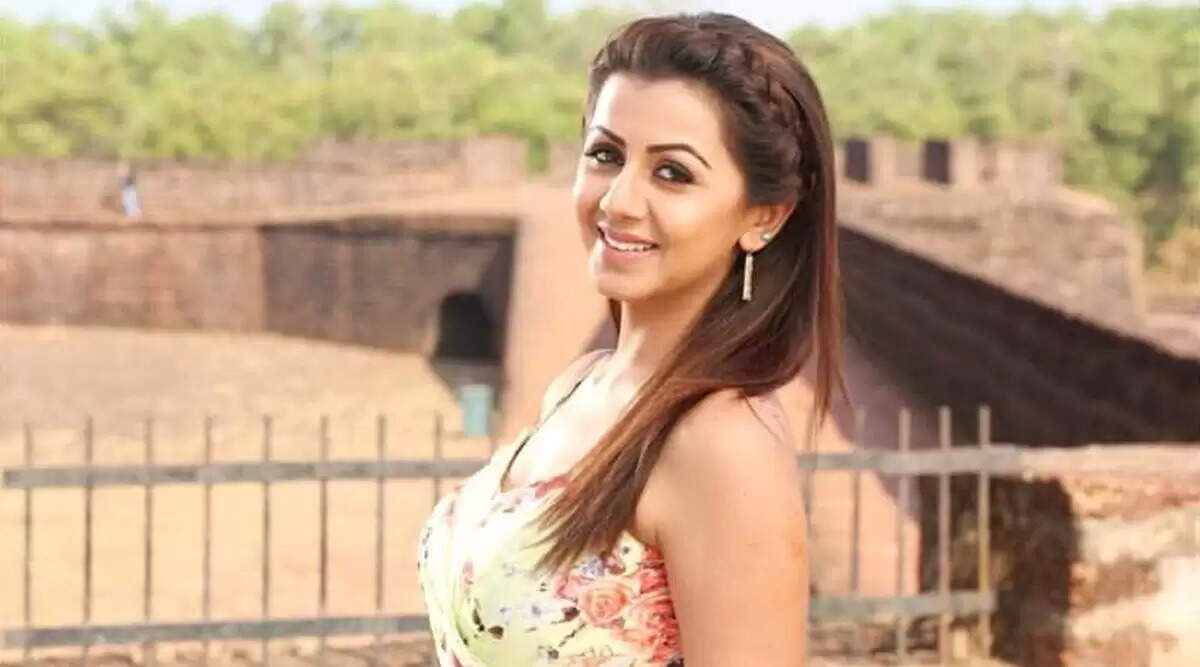 நடிகை நிக்கி கல்ராணியில் ஆடைகளை திருடிய இளைஞர் தனுஷ்! நடிகை நிக்கி கல்ராணியில் ஆடைகளை திருடிய இளைஞர் தனுஷ்!