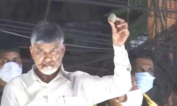 பெரும் பரபரப்பு... முன்னாள் முதலமைச்சர் மீது கல்வீச்சு !!