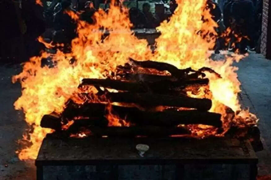 மனைவியின் பிரிவை தாங்காமல் சிதையில் குதித்து உயிர் விட்ட முதியவர் !!