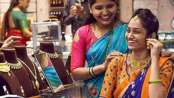 தங்கம் விலை கிராமுக்கு அதிரடியாக குறைந்தது...!!