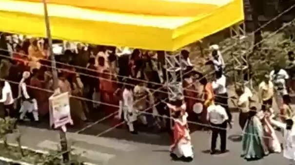 தஞ்சை தேர்திருவிழா மின் விபத்து போன்று மற்றொரு ஆபத்து.. வைரல் வீடியோ !