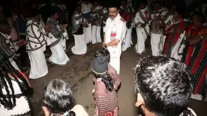 பழங்குடி மக்களுடன் இணைந்து பாரம்பரிய நடனமாடிய முதல்வர் ஸ்டாலின்..!!