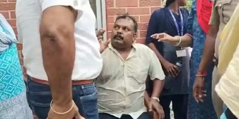 அம்மா வீட்டில் சேர்க்காததால் சின்னத்திரை நடிகர் தற்கொலை முயற்சி!!