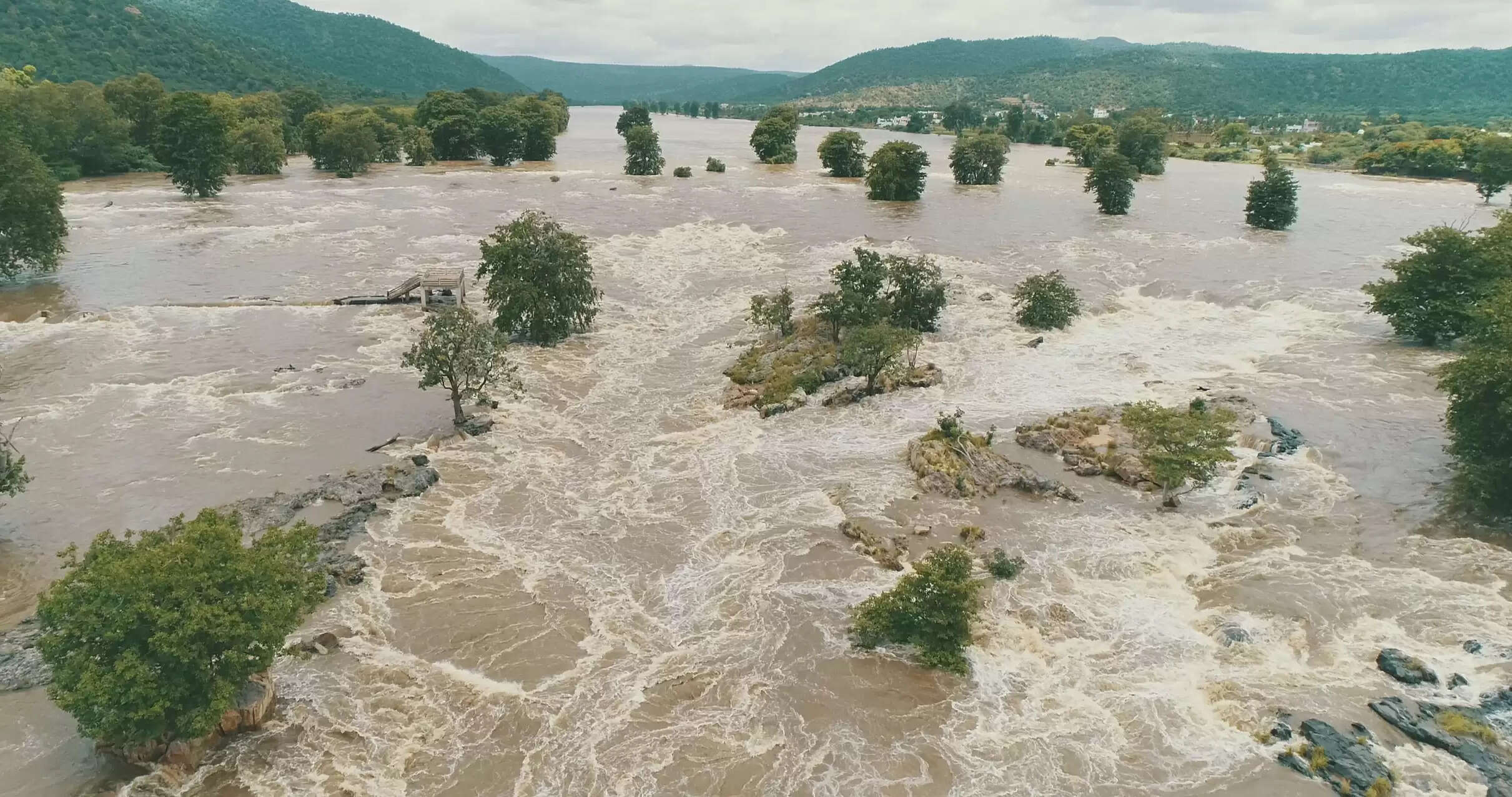 ஒகேனக்கல் மக்களே கவனம்.. காவிரியில் வெள்ளப்பெருக்கு..!