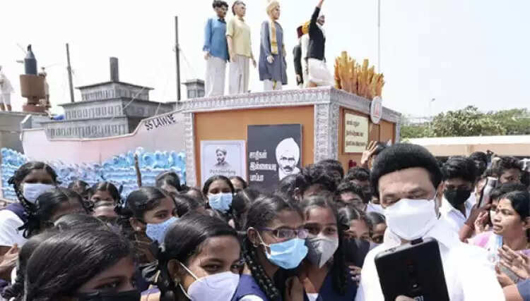 சென்னை மெரினா கடற்கரையில் முதல்வருடன் மாணவர்கள் செல்பி..!!