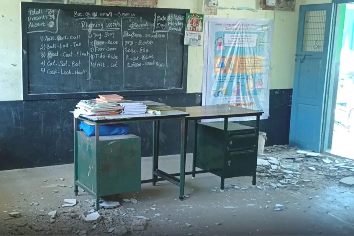 வகுப்பறை மேற்கூரை பெயர்ந்து விழுந்து மாணவர் காயம்!!