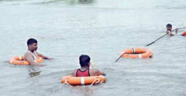 ஆற்றில் குளித்தப்போது நண்பனை காப்பாற்றும் முயற்சியில் 6 பேர் உயிரிழப்பு !!