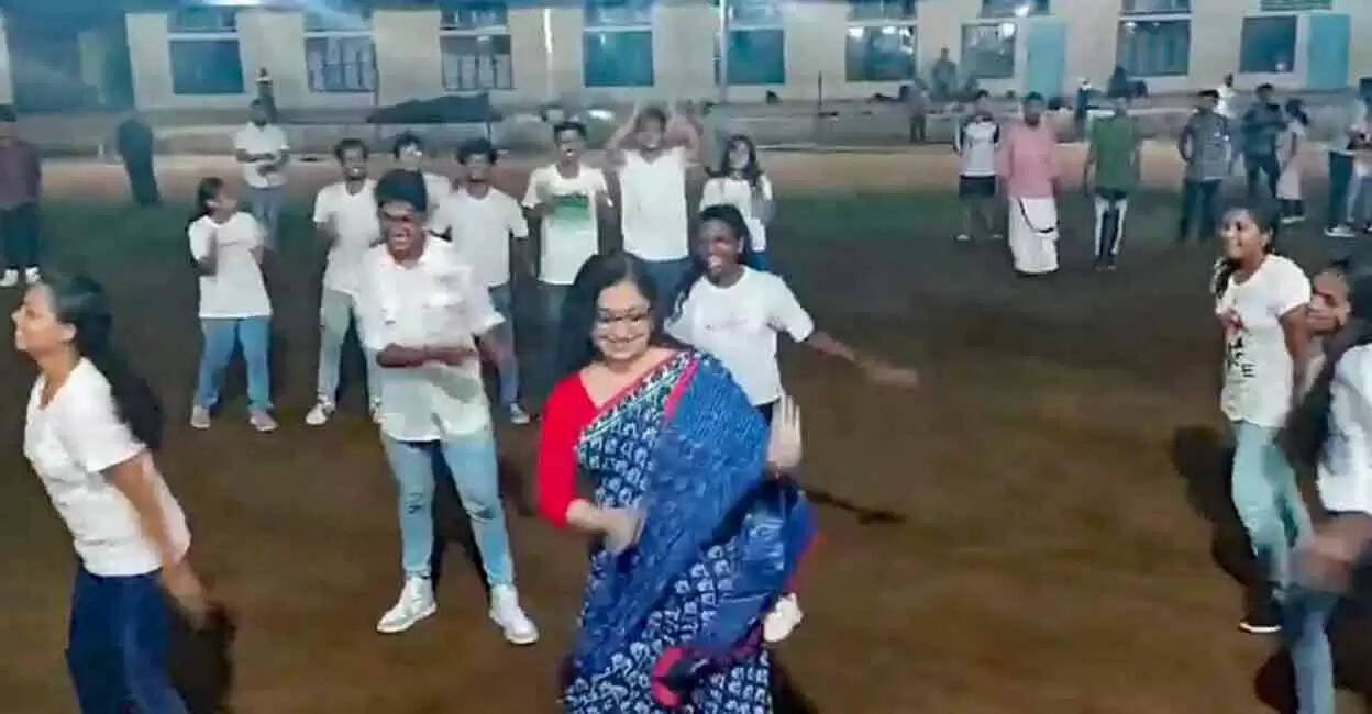 கல்லூரி மாணவர்களுடன் ஸ்டெப் போட்டு பெண் கலெக்டர் அசத்தல்..!