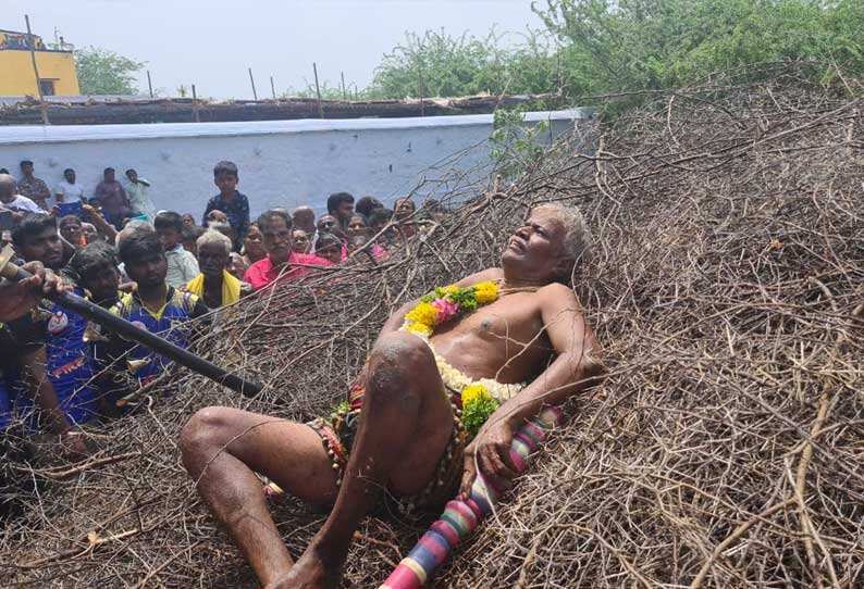 கோவில்பட்டி அருகே முள் படுக்கையில் படுத்து அருள் ஆசி கூறிய சாமியாடி...!