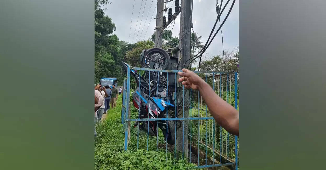 வீலிங் சாகசத்தில் விபரீதம்.. டிரான்ஸ்பார்மரில் தொங்கிய பைக்..!