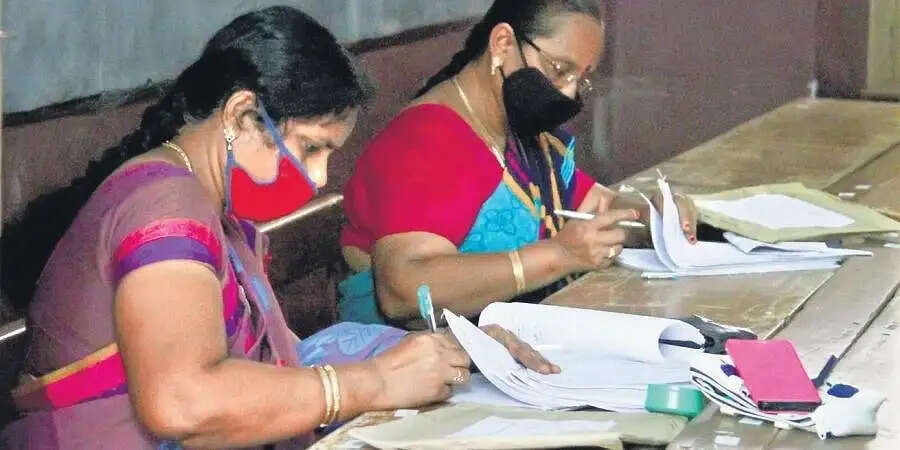 வேலை நேரத்தில் சொந்த வேலையாக ஆசிரியர்கள் எவரும் வெளியே செல்ல அனுமதி கிடையாது..!!