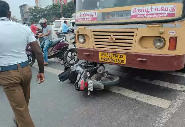 டூவீலர் மீது அரசு பஸ் மோதல்.. பயிற்சிக்கு சென்ற கோர்ட் பணியாளர் பலி..!