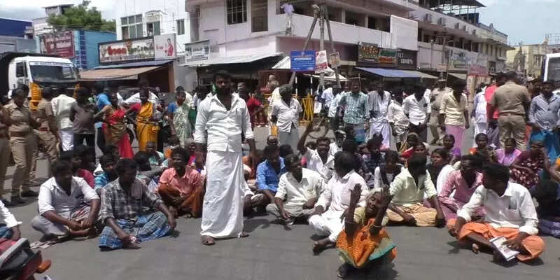 மகனை காப்பாற்ற 65 வயது பெரியவரை ஊர் இளைஞர்கள் காலில் விழு சொன்ன பரிதாபம்..!!