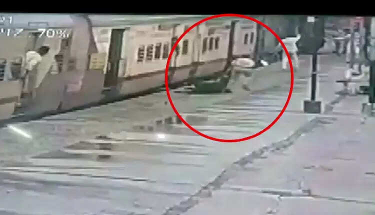 ஓடும் ரயிலில் ஏற முயன்று நிலைதடுமாறி தண்டவாளத்தில் விழப்போன பெண்மணி; விரைந்து சென்று காப்பாற்றிய போலீஸ்!!