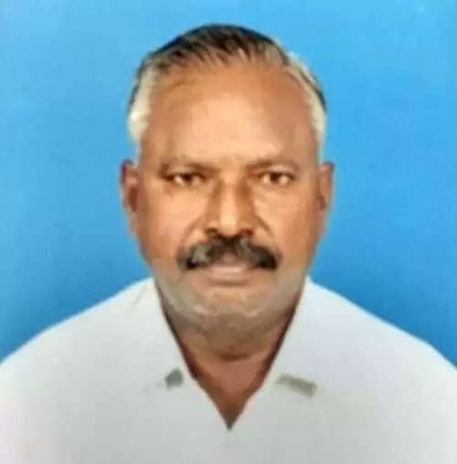 பட்டப்பகலில் பயங்கரம்.. திமுக பிரமுகர் வெட்டிக்கொலை.. எடப்பாடி அருகே பரபரப்பு..!