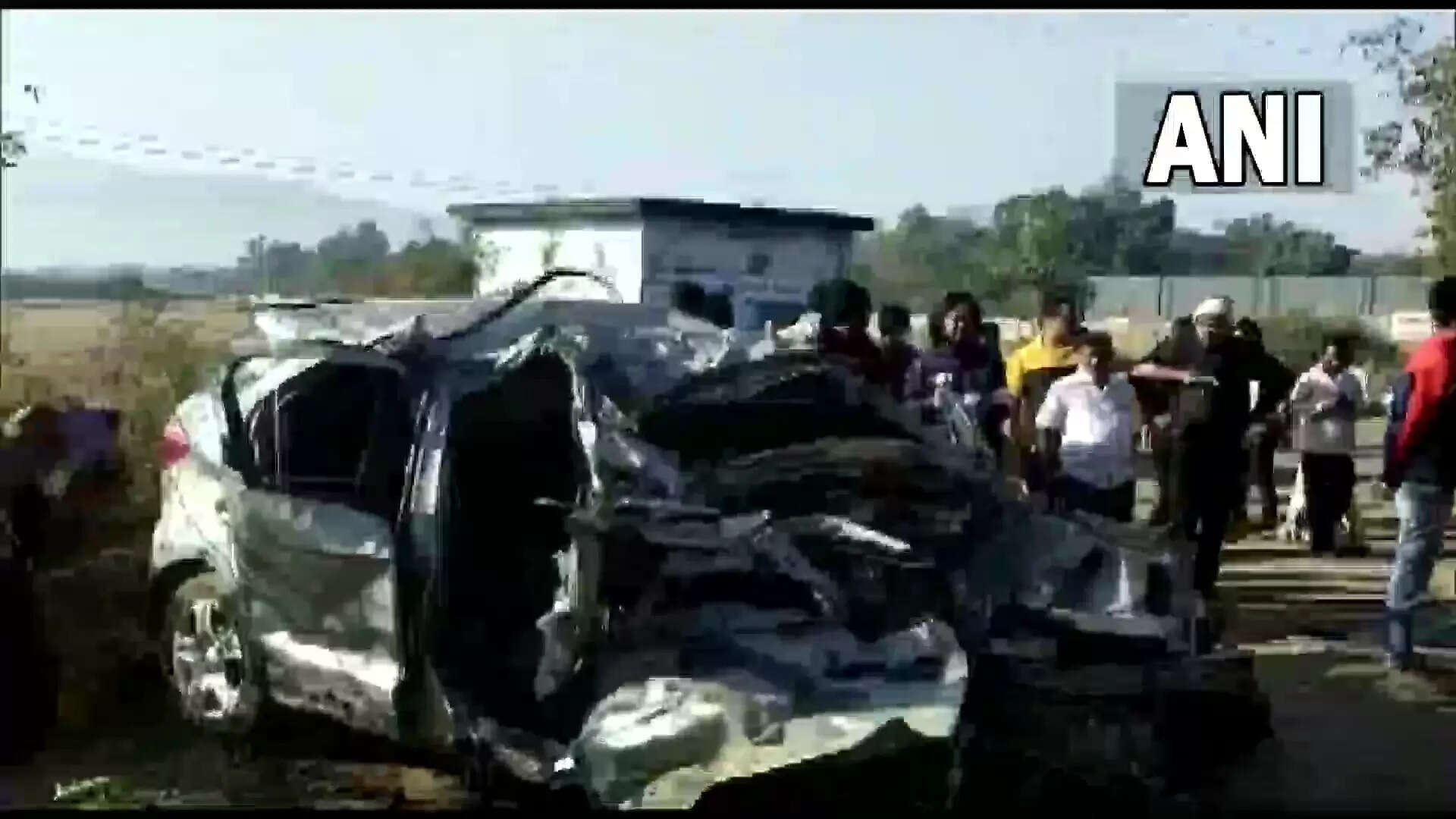கார் - லாரி மோதல்; காரில் பயணித்த அனைவரும் உடல் நசுங்கி பலி!