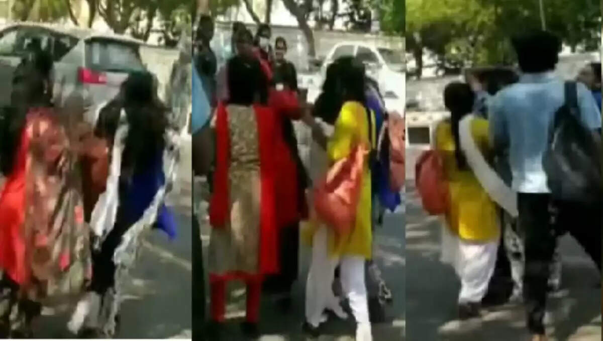 என் காதலனுடன் ஏன் பேசுகிறாய்..?: நடுரோட்டில் மாணவிகள் குடுமிப்பிடி..! என் காதலனுடன் ஏன் பேசுகிறாய்..?: நடுரோட்டில் மாணவிகள் குடுமிப்பிடி..!
