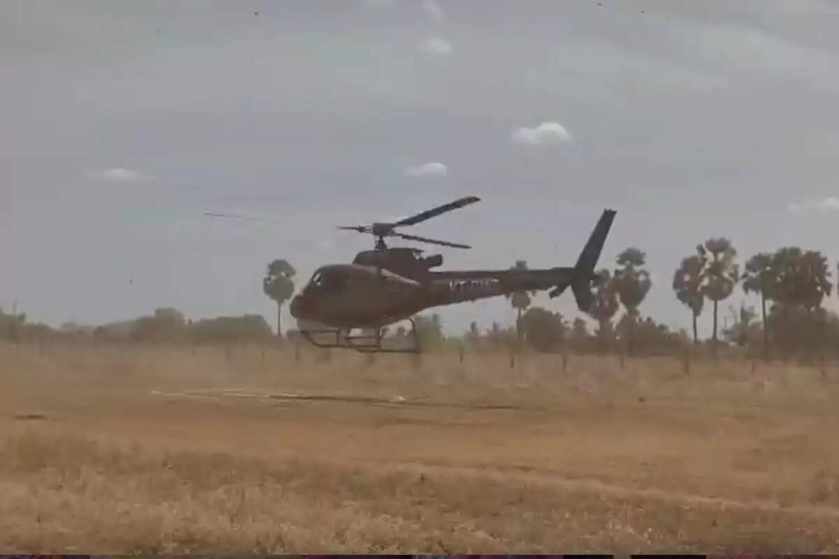 கோவில் கும்பாபிஷேகத்திற்கு ஹெலிகாப்டரில் வந்த குடும்பம்!!