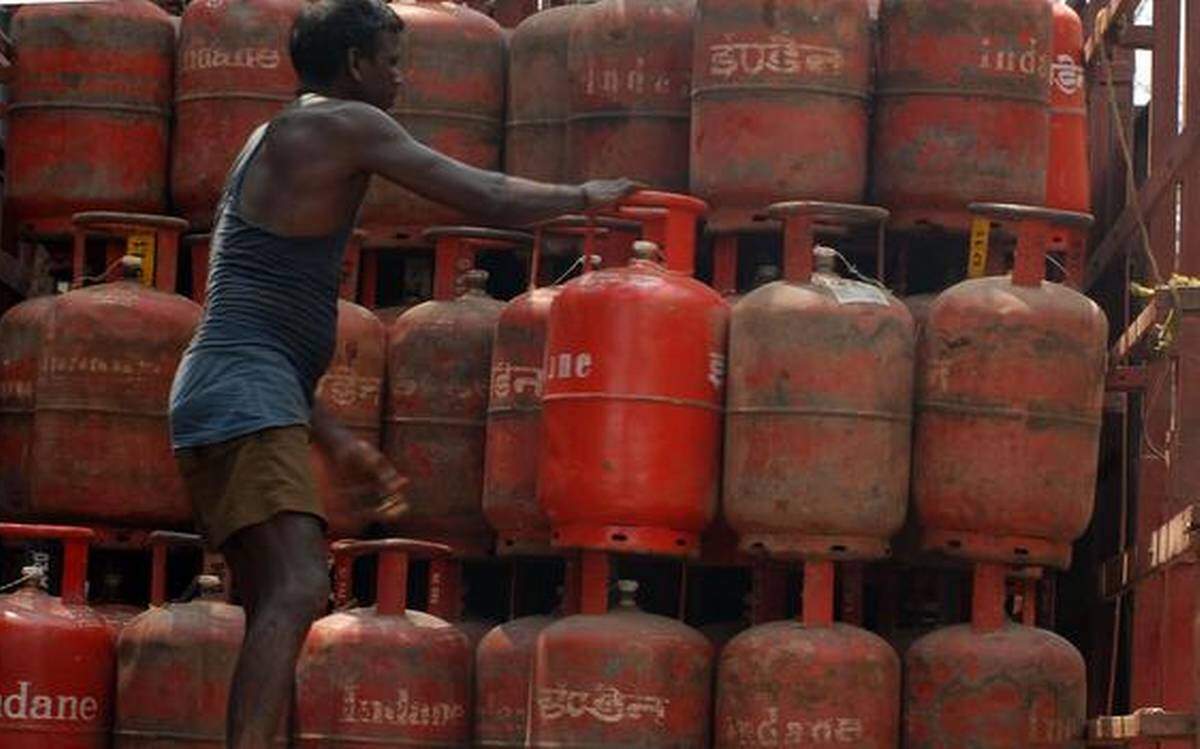 சிலிண்டர் டெபாசிட் தொகை உயர்வு..!! இன்று முதல் அமல்..!!