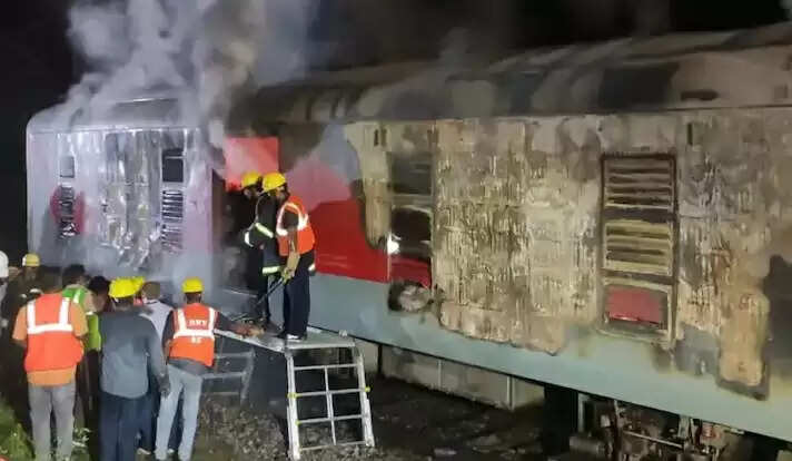 பரபரப்பு! நள்ளிரவில் எக்ஸ்பிரஸ் ரயிலில் திடீர் தீ!!