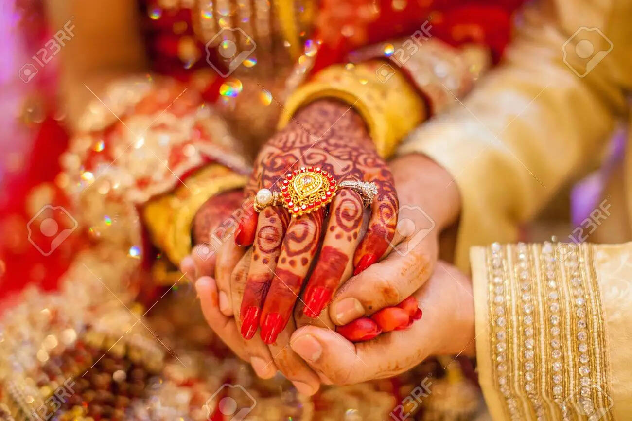 மகளின் திருமண அழைப்பிதழை வித்தியாசமாக அச்சடித்த தந்தை!! குவியும் வாழ்த்துக்கள்..!!