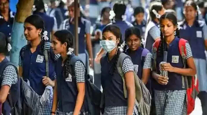 கோடை விடுமுறைக்கு பின் பள்ளிகள் திறப்பு.. வாழை கட்டி மாணவர்களுக்கு வரவேற்பு..!